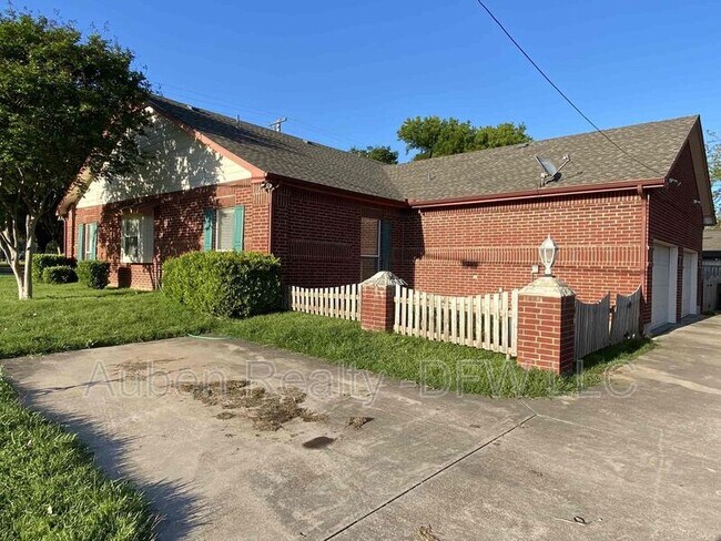 Building Photo - 300 E Main St