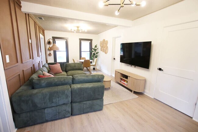 Building Photo - 102 W Emma St