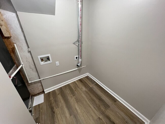 Building Photo - Beautiful Townhouse w/ 1st Floor Bedroom