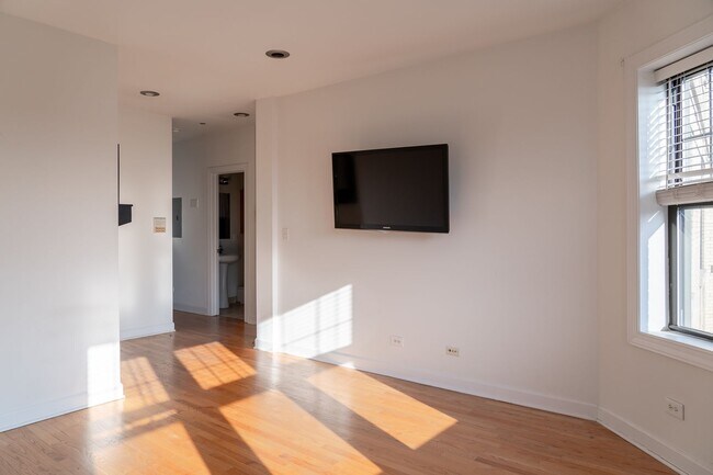 Building Photo - North Lincoln Square - 2 Bed / 1 Bath - In Unit Laundry