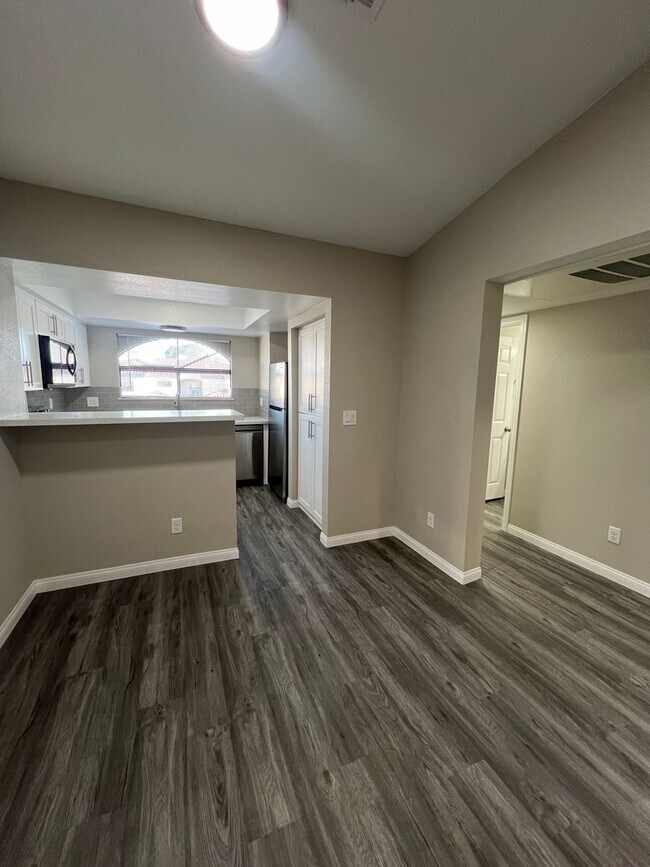 Building Photo - Newly Renovated Enclaves Condo!