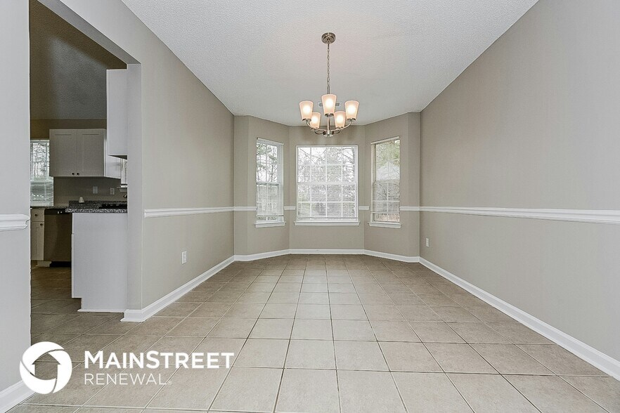 Building Photo - 10588 Village Landing