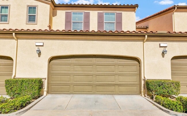 Building Photo - Luxurious 2 bed/ 2 bath townhouse in guard...