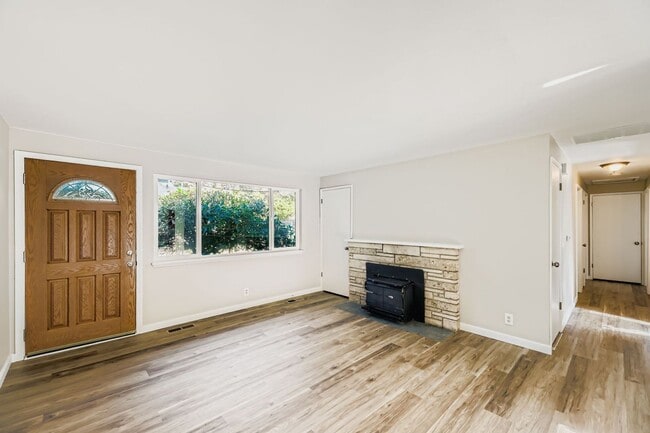 Building Photo - Fully-Remodeled 3 Bed 1 Bath Mountlake Terrace Home!