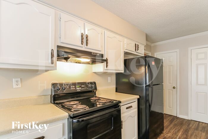 Building Photo - 6894 Rockbrook Dr
