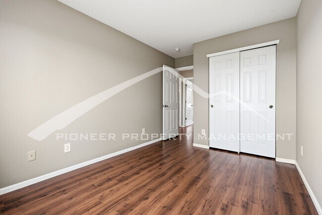 Building Photo - Spacious Home with Central AC and Washer/Dryer