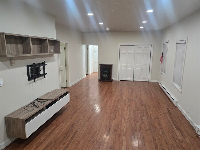 Building Photo - 380 Grafton St