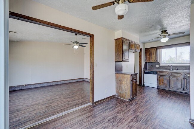Building Photo - 2 bedroom 2 Bath 2 Car Garage Duplex Avail...