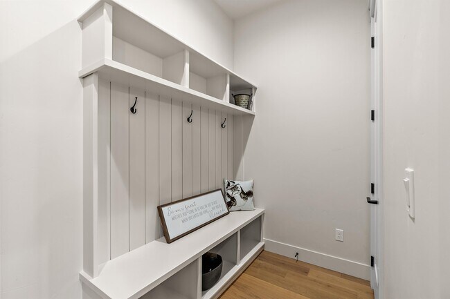 Building Photo - 2460 W Iron Coop St