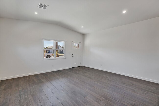 Building Photo - Newer Garfield District Duplex now available!