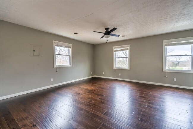 Building Photo - 2426 Lewisburg Rd