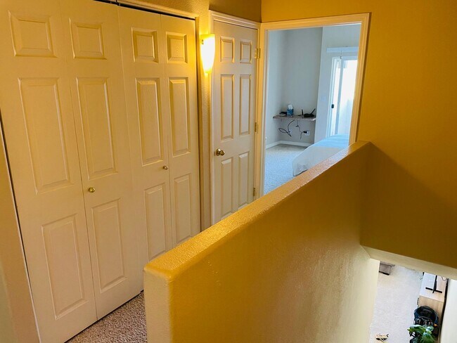 Building Photo - 986 Mountain Crest View