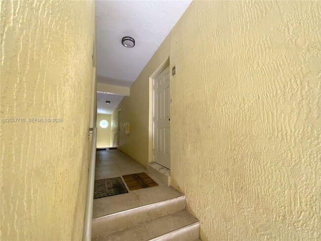 Building Photo - 530 NE 15th Ct