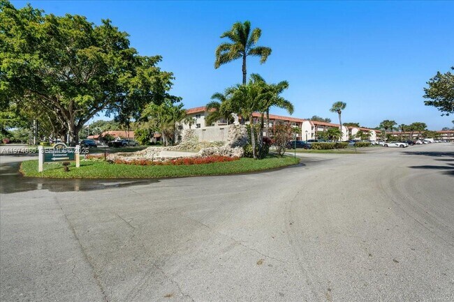 Building Photo - 811 S Hollybrook Dr