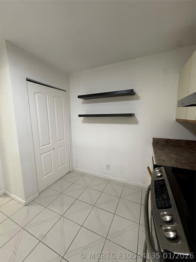 Building Photo - 2075 Coral Ridge Dr