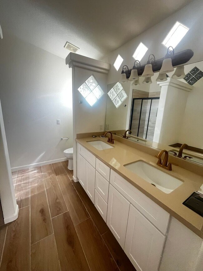 Building Photo - 210 White Oak Dr