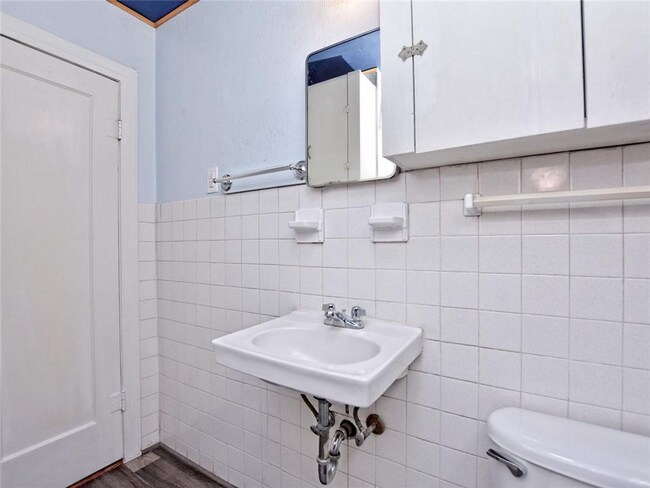Building Photo - CHARM and LOCATION!