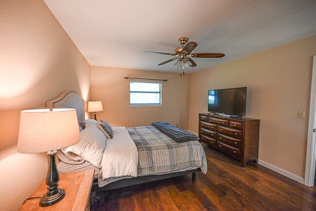 Building Photo - 412 Half Moon Way