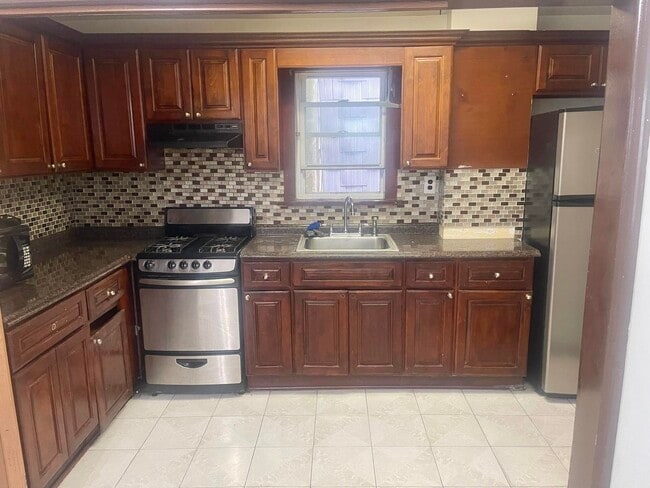 Primary Photo - 200 Hutton St