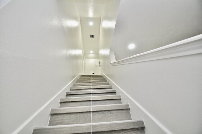 Building Photo - 16402 Gold Ridge Ln