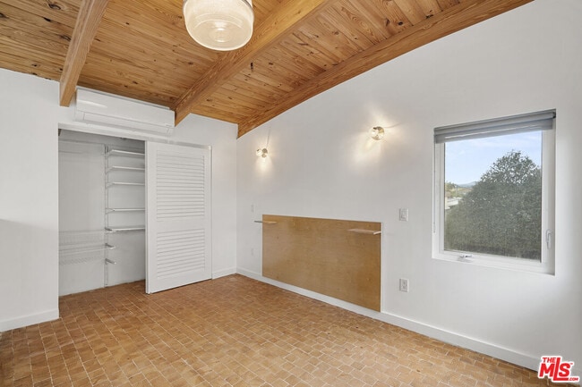 Building Photo - 2230 Oros St