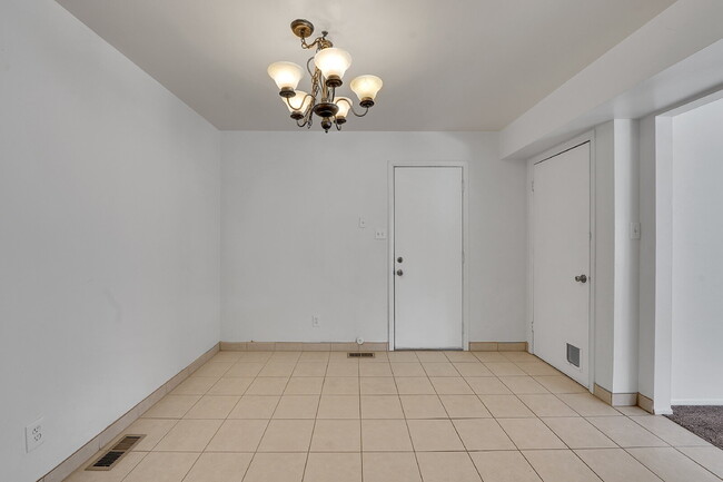 Building Photo - $2,200 - 3 Bed 3 Bath Home with 2 Primary ...