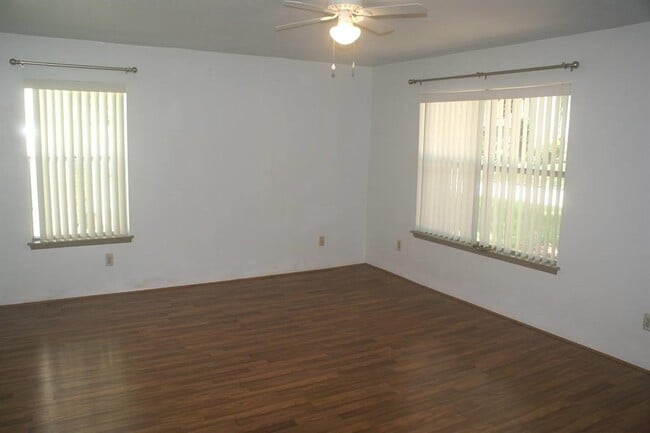 Building Photo - 3223 Knoll Manor Dr