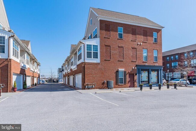 Building Photo - 1338 Saxton Wy