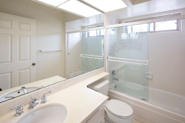 Building Photo - *OPEN HOUSE: 5/4 10-11AM* La Jolla 2 Br wi...