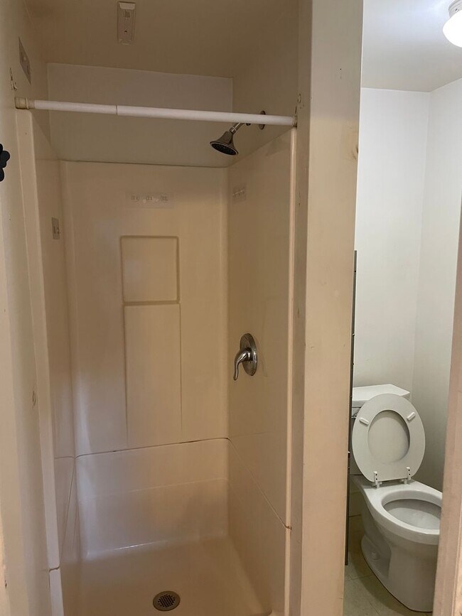 Building Photo - 2BR/1BA, WD Hookups, Parking!