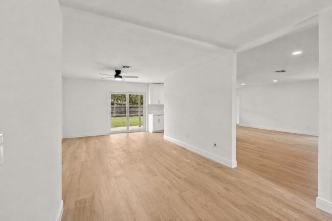 Building Photo - 1313 Pinetta Cir