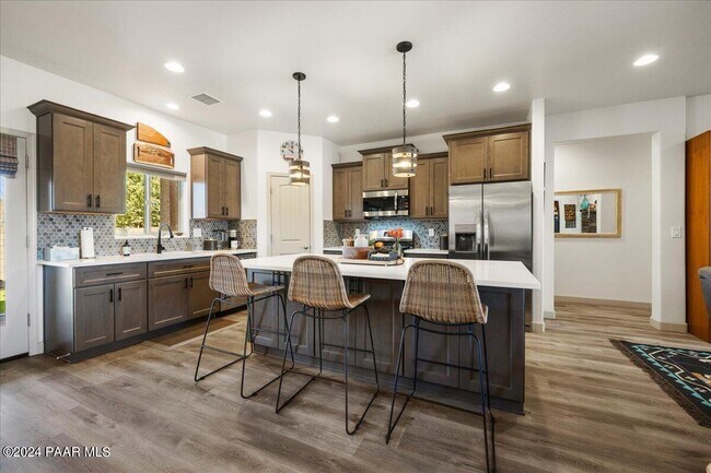 Building Photo - 7275 E Grandview Dr