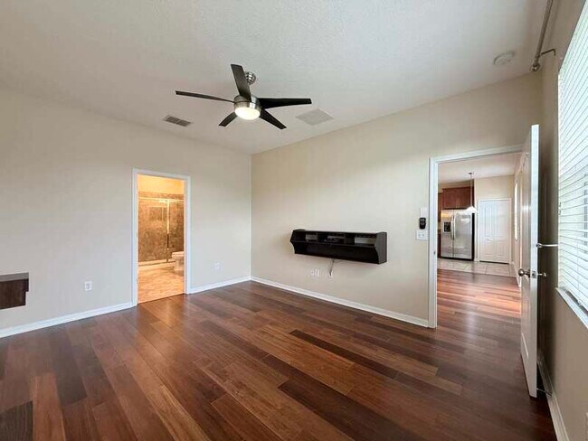 Building Photo - 930 Meadow Glade Dr