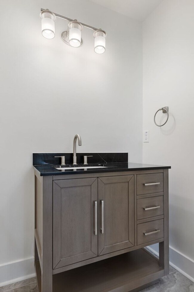 Building Photo - Four Bedroom Four Bath Home