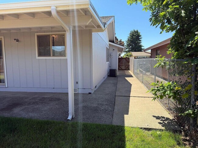 Building Photo - 1422 Lawnridge Ave
