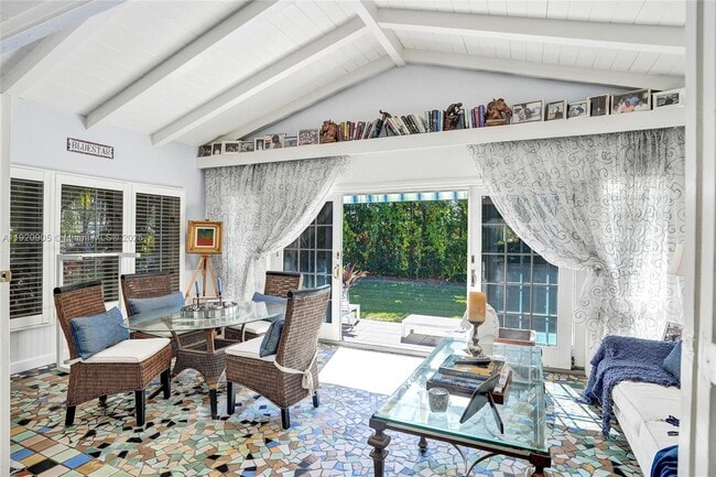 Building Photo - 940 Hollywood Blvd