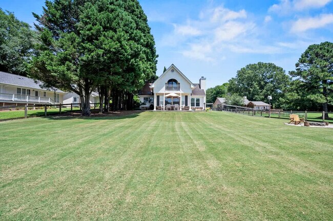 Building Photo - 138 Lake Dr