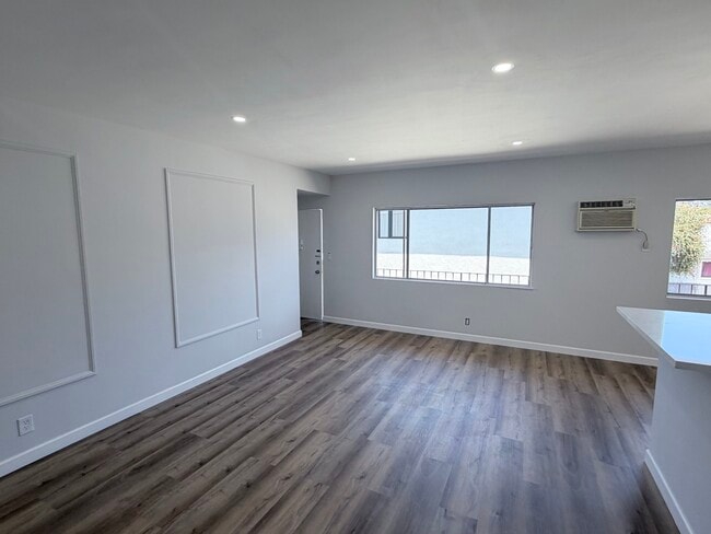 Building Photo - 1223 N Kingsley Dr