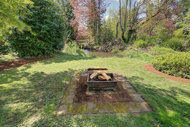 Building Photo - 2Bd/1Ba Issaquah Duplex