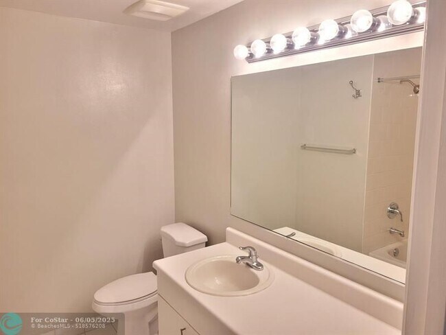 Building Photo - 1412 Barcelona Way
