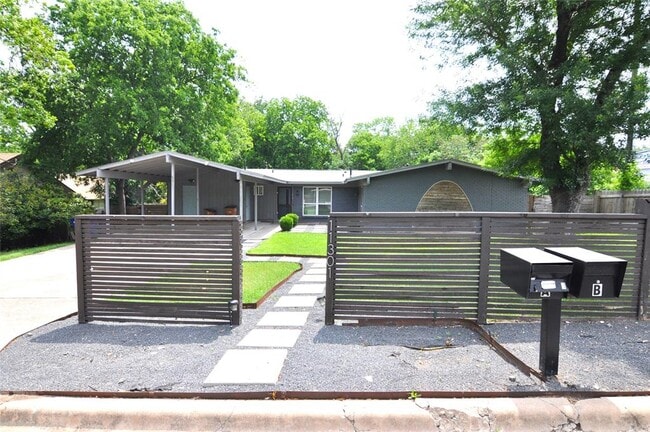 Building Photo - 11301 Oakwood Dr