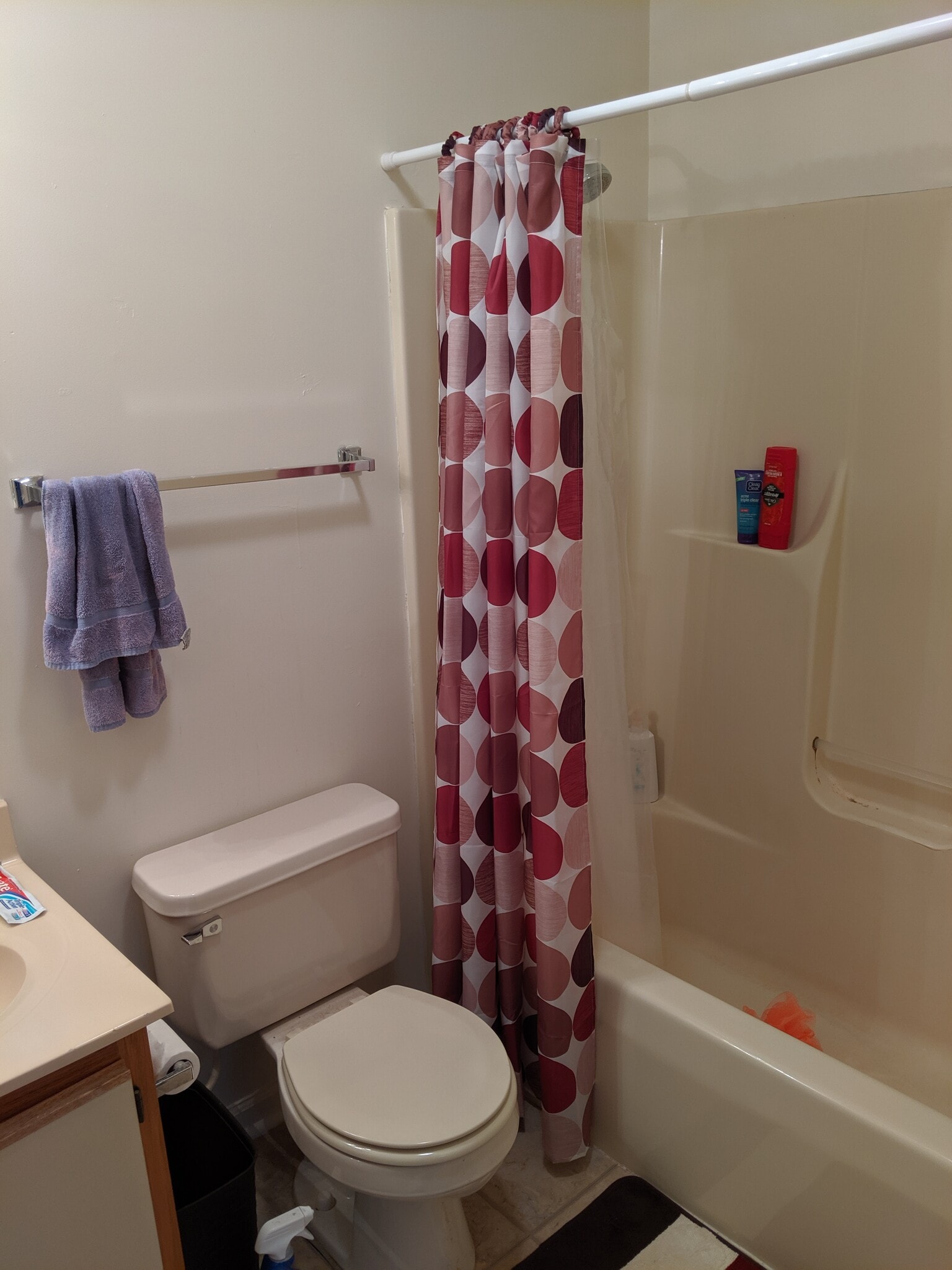 Upstairs full bathroom. - 892 Patrick Henry Dr