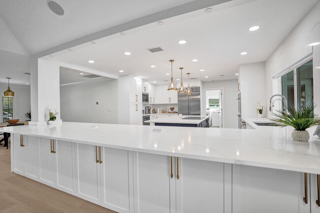 Building Photo - 885 Nafa Dr