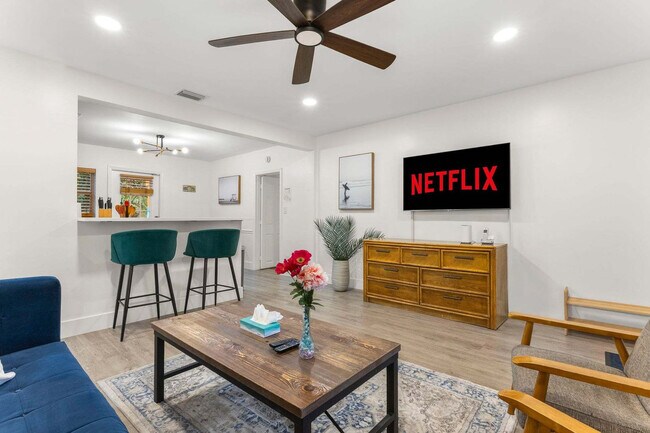 Building Photo - 1425 NE 5th Terrace