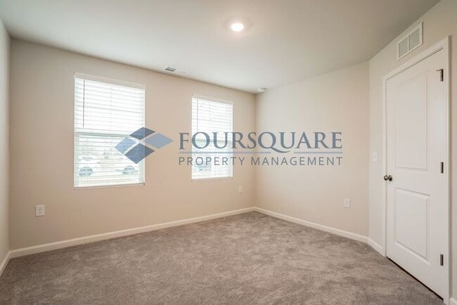Building Photo - Three Story Town Home | Entry Level Bedroo...