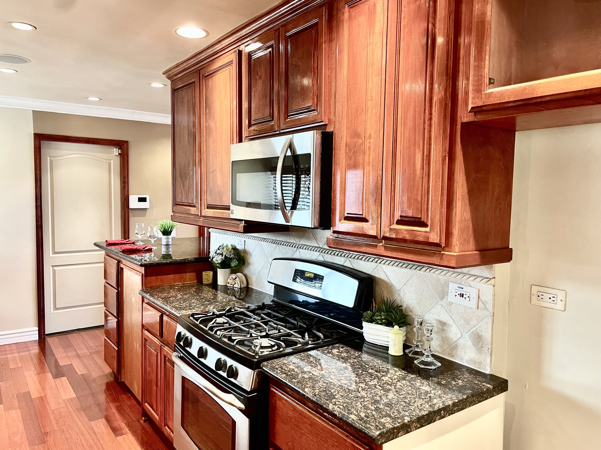 Building Photo - 8781 La Grand Ave