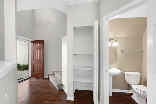 Building Photo - Gorgeous and Updated Large 2 Bedroom / 1.5 Bath Townhome in Grayslake!