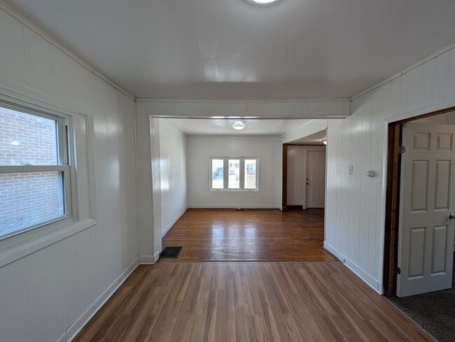 Building Photo - 40 Kerns Ave