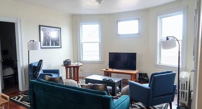 Building Photo - No brokers Fee, Eat-in Kitchen, Big Bedrooms, Laundry on a Site