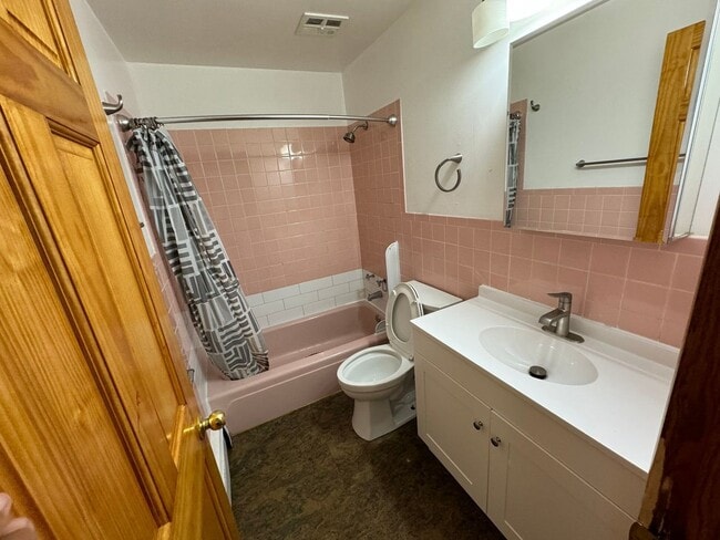 Building Photo - 3014 W 59th St